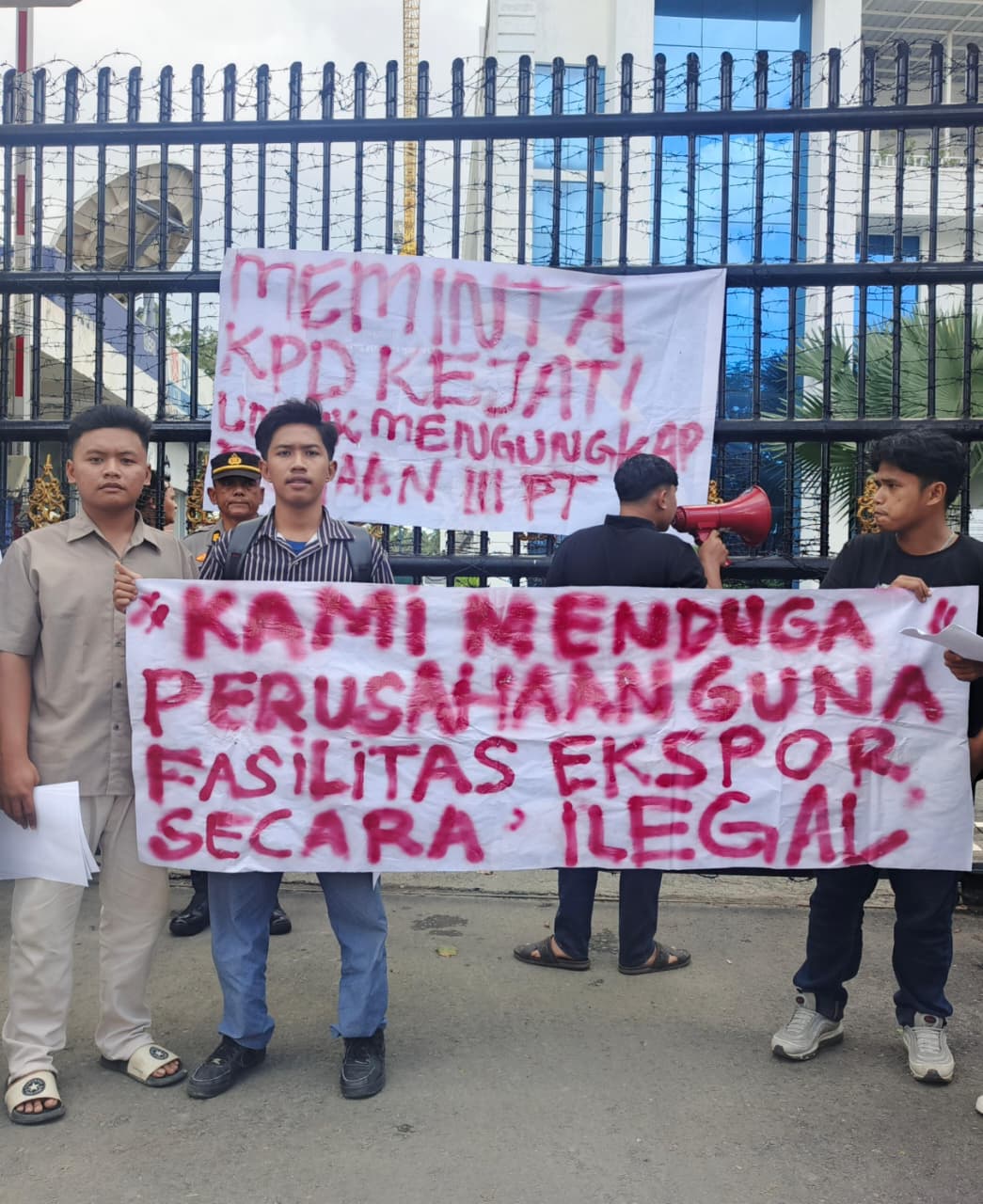 Aliansi Mahasiswa Peduli Rakyat Sumut Gelar Aksi di Kejatisu