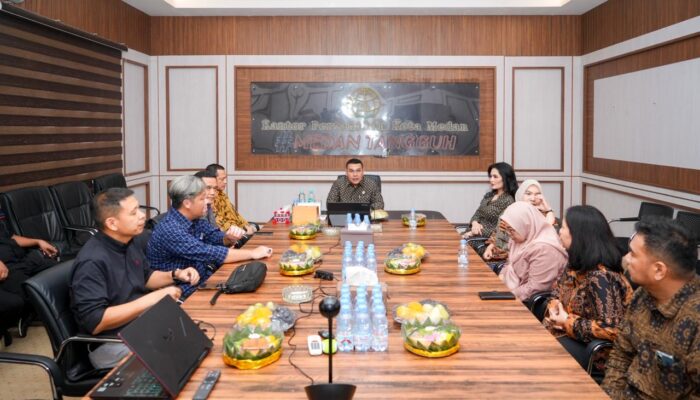 Kunjungi Dua Kantah di Sumut, Wamen Ossy Monitoring Kesiapan WBBM hingga Serahkan Sertipikat kepada Masyarakat