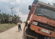Truk Overload ‘Hajar’ Jalan Desa Tanjung Mulia, Klaim Kantongi Izin “Jalur Belakang” dari Humas?