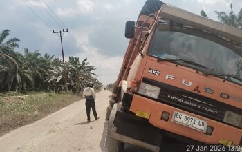 Truk Overload 'Hajar' Jalan Desa Tanjung Mulia, Klaim Kantongi Izin "Jalur Belakang" dari Humas?