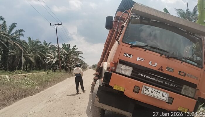 Truk Overload ‘Hajar’ Jalan Desa Tanjung Mulia, Klaim Kantongi Izin “Jalur Belakang” dari Humas?