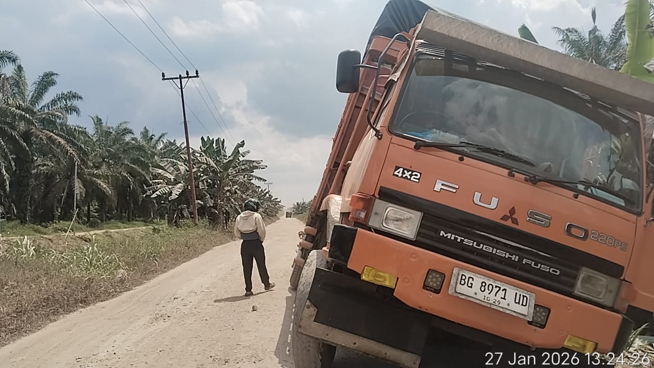 Truk Overload 'Hajar' Jalan Desa Tanjung Mulia, Klaim Kantongi Izin "Jalur Belakang" dari Humas?