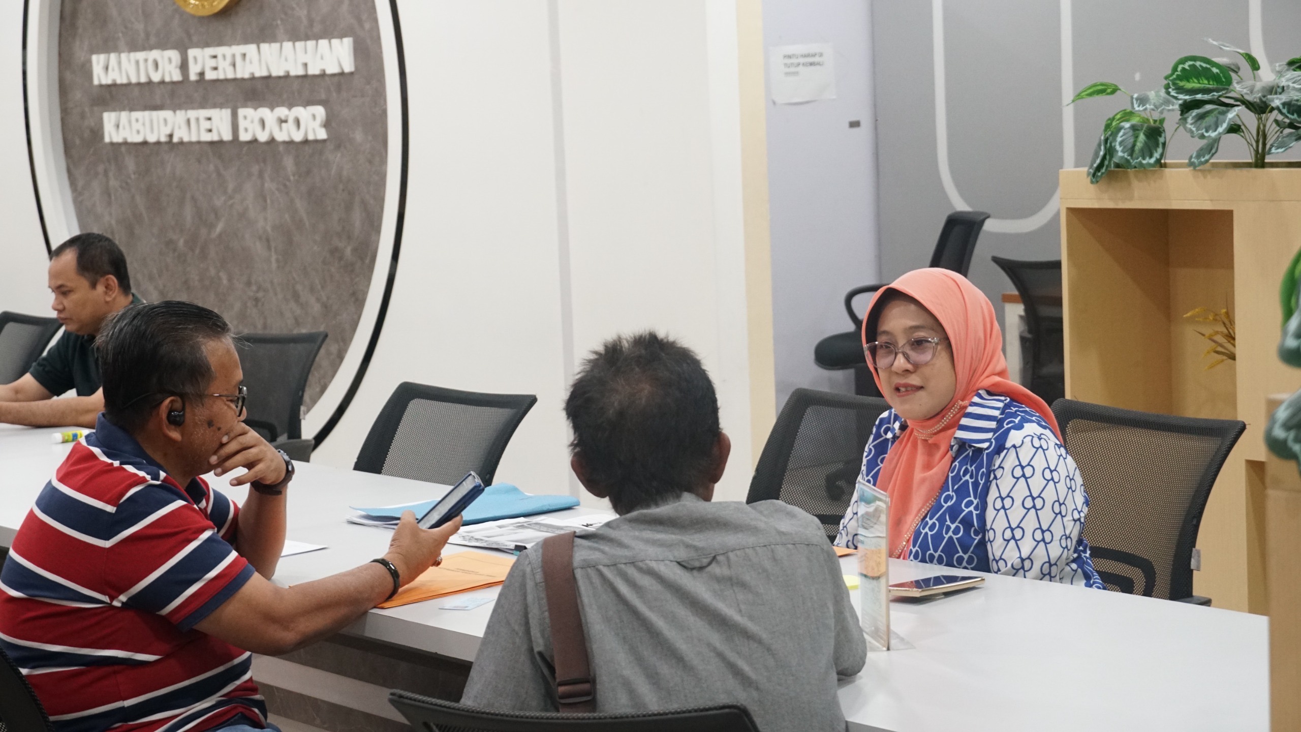 Tetap Layani Masyarakat