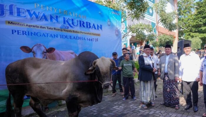 Serahkan Hewan Kurban ke Ponpes Darunnajah, Menteri Nusron: Iduladha Jadi Momentum Mempererat Kebersamaan