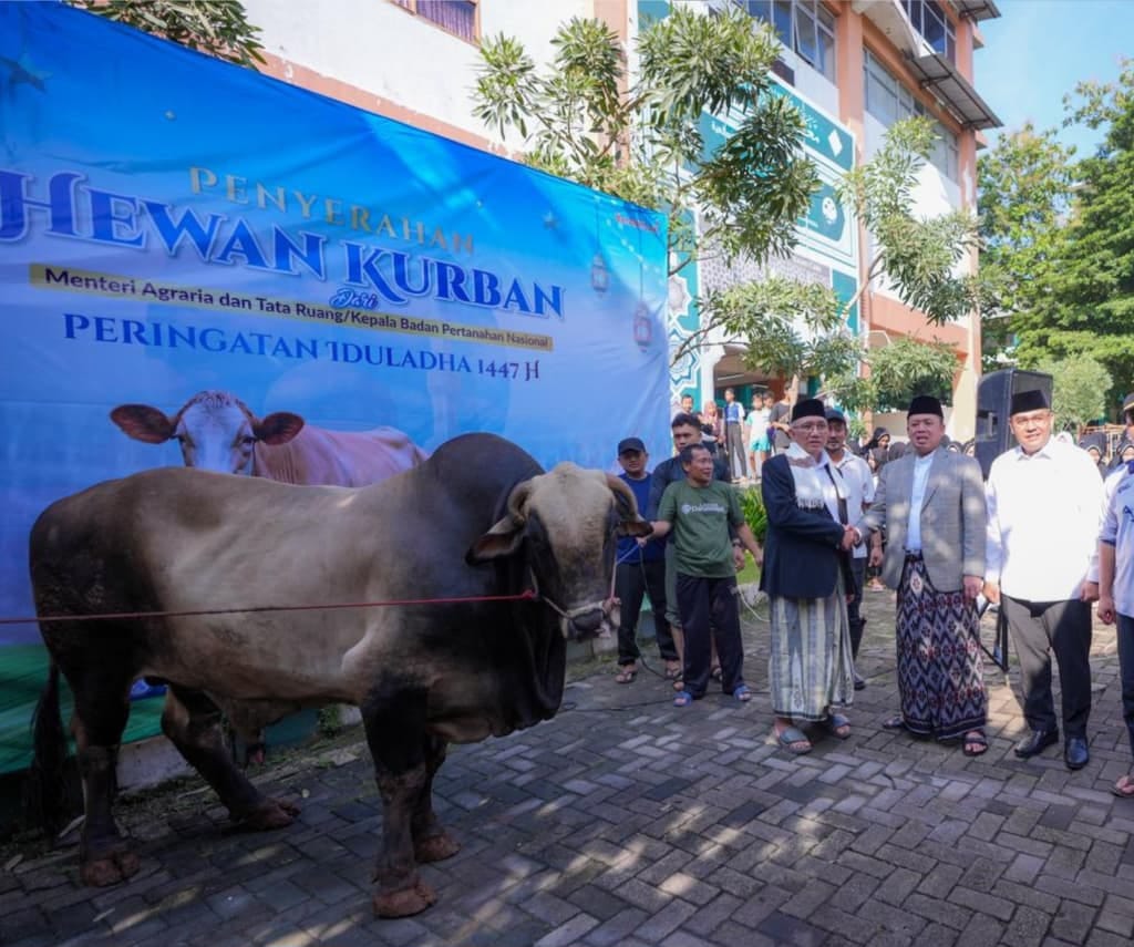 Menteri Nusron Serahkan Hewan Kurban