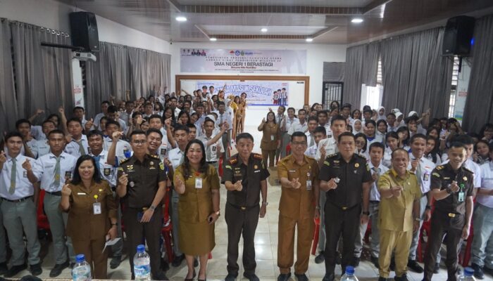 Kajari Karo Kobarkan Semangat Pelajar Lewat Program “Jaksa Masuk Sekolah” di SMK N 1 Merdeka dan SMA N 1 Berastagi