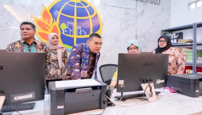 Tinjau PELATARAN di Kantah Kota Banjarbaru, Wamen Ossy: Hindari Masyarakat Menunggu Terlalu Lama di Loket