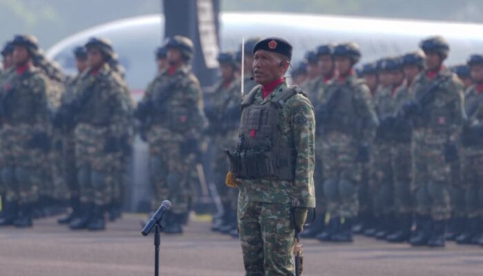 Penutupan Latsarmil Komcad Gelombang I 2026, Wamen Ossy Sebut Latsarmil Perkuat Karakter dan Integritas ASN