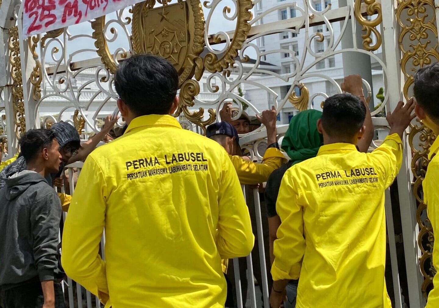 Mahasiswa Labusel 'Mekik' di Kantor Gubsu: Jalanan Kupak-Kapik, Kok Duit APBD Rp 25 Miliar Malah Lari ke Hibah Mako Polres?