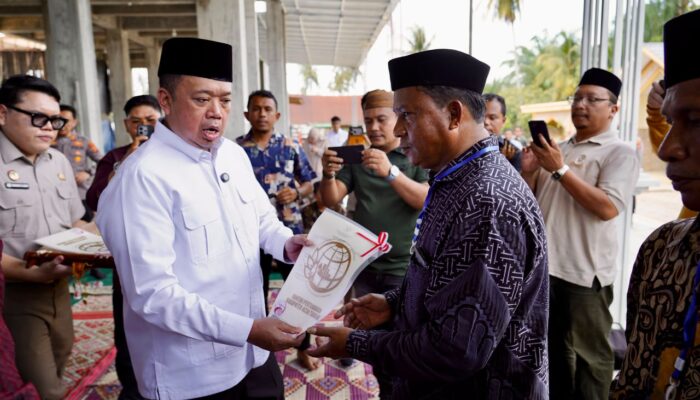 Menteri Nusron Serahkan Sertipikat Wakaf dan Bantuan dari MUI untuk Masjid Salman Alfarisi Aceh Tamiang