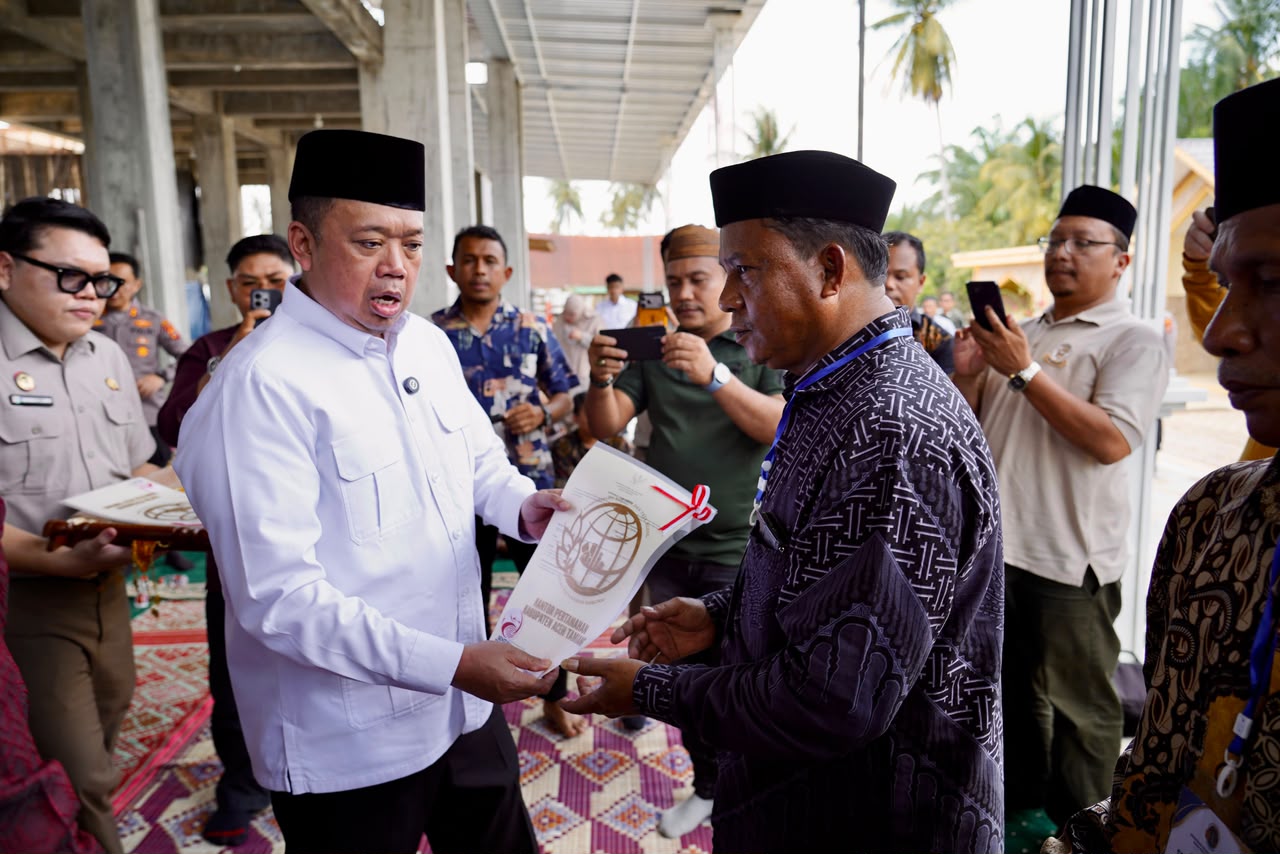 Serahkan Sertipikat Wakaf