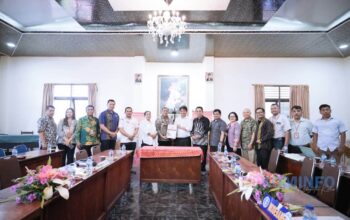 Kunjungi Moderamen GBKP, Bupati Karo Serahkan Surat Pernyataan Resmi Penyerahan Aset RSUD Kabanjahe