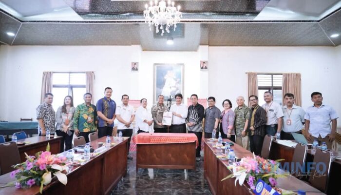 Kunjungi Moderamen GBKP, Bupati Karo Serahkan Surat Pernyataan Resmi Penyerahan Aset RSUD Kabanjahe