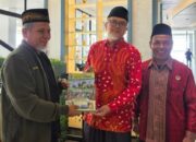 Wakil Wakil Pertimbangan MUI Sumut Menyerahkan Media Ulama kepada Ketum PP PERSIS DR. Jeje Zainuddin