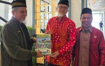 Wakil Wakil Pertimbangan MUI Sumut Menyerahkan Media Ulama kepada Ketum PP PERSIS DR. Jeje Zainuddin