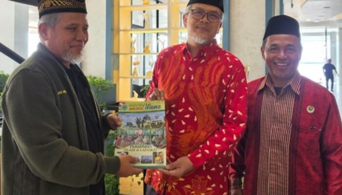 Wakil Dewan Pertimbangan MUI Sumut Serahkan Majalah Media Ulama ke Wamen dan Ketum PP Persis di Balige