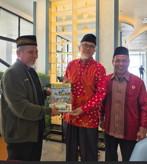 Wakil Wakil Pertimbangan MUI Sumut Menyerahkan Media Ulama kepada Ketum PP PERSIS DR. Jeje Zainuddin