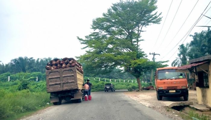 ACUH KAN DESAKAN WARGA, N ALIAS NINGOT DIDUGA MASIH BEBAS EDARKAN SOLAR ILLEGAL DI DESA TANJUNG MEDAN
